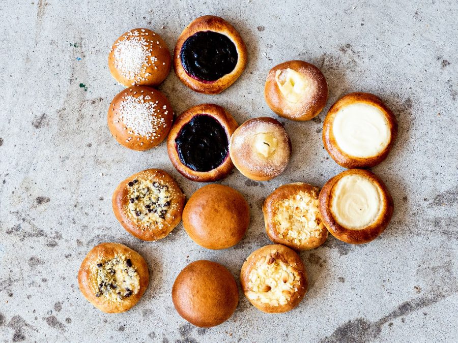 A picture of different kind of buns.